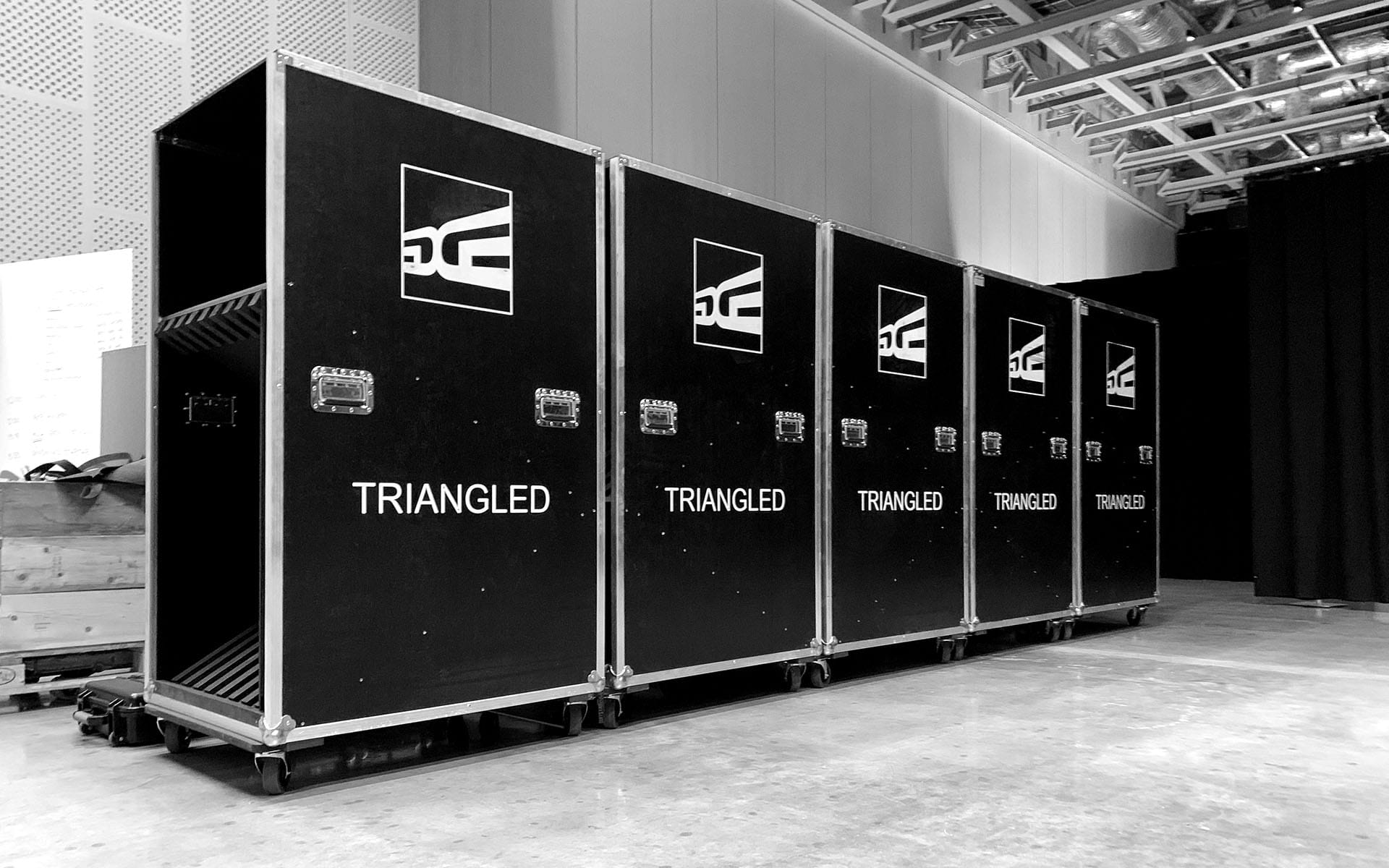 Road cases packade med Triangled – EDGE:s egentillverkade LED-armaturer designade för scendesign och dekorinstallationer.