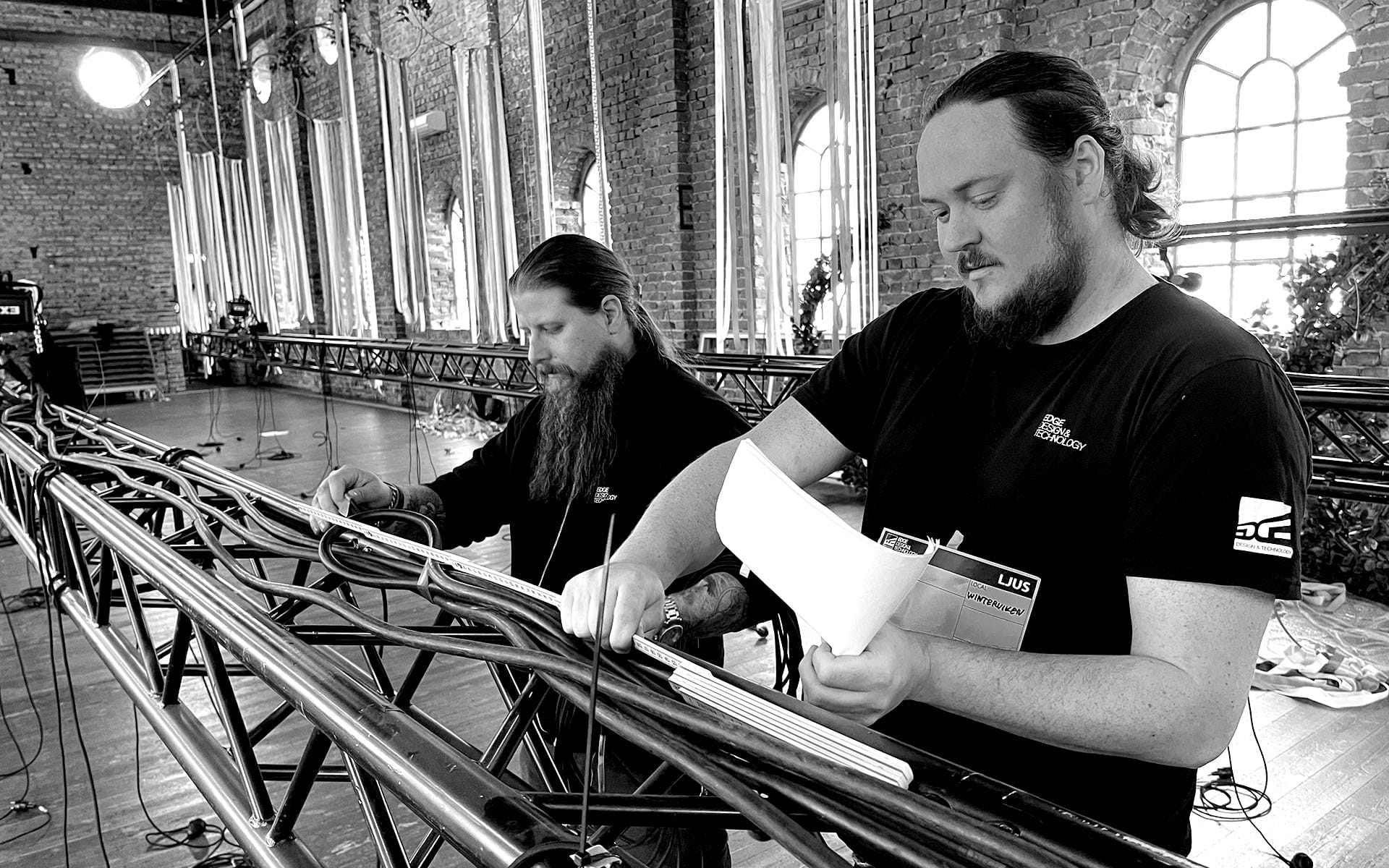 Patrick Södergren och Daniel Hellström riggar tross på Winterviken – teamwork och erfarenhet är EDGE:s styrka.