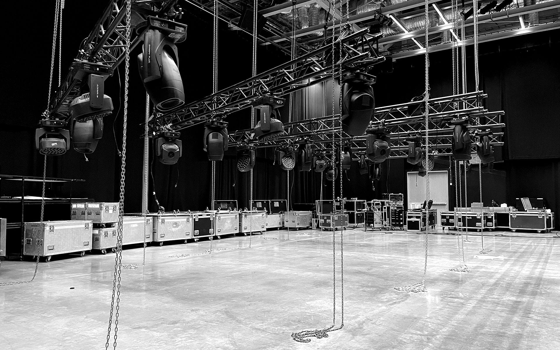 Trossriggar med rörliga armaturer – en komplett ljusrigg redo för konferens och show.