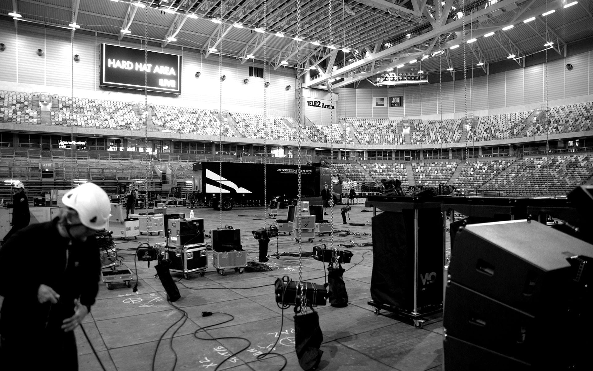 Trailer anländer under pågående rigg på 3Arena – koordinerad logistik är avgörande för ett effektivt bygge i arenaformat.