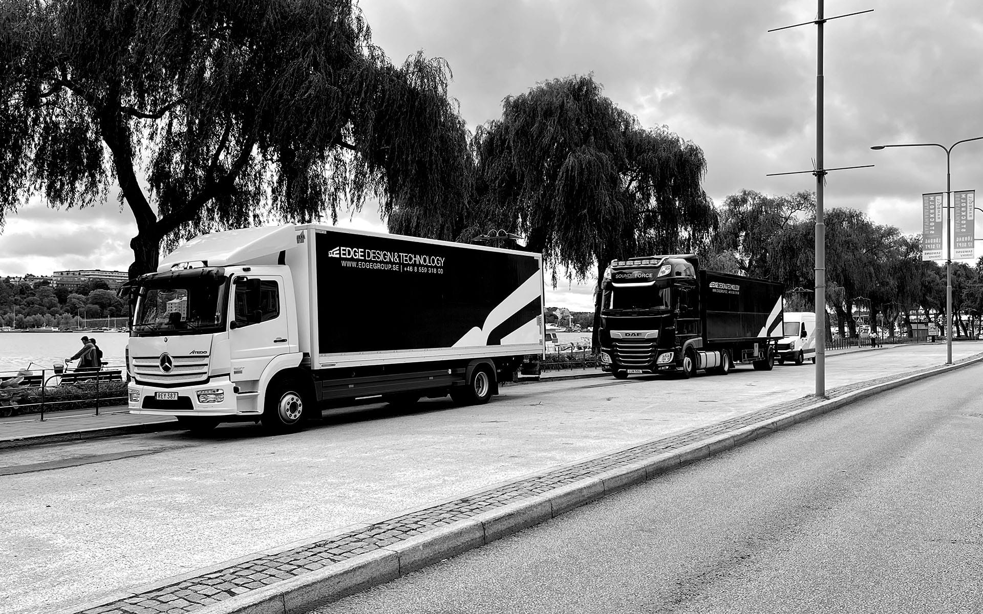 EDGE-flottan uppställd på Norr Mälarstrand – avlastning till Stadshuset kräver noggrann planering av leveranstider och fordonsplacering.