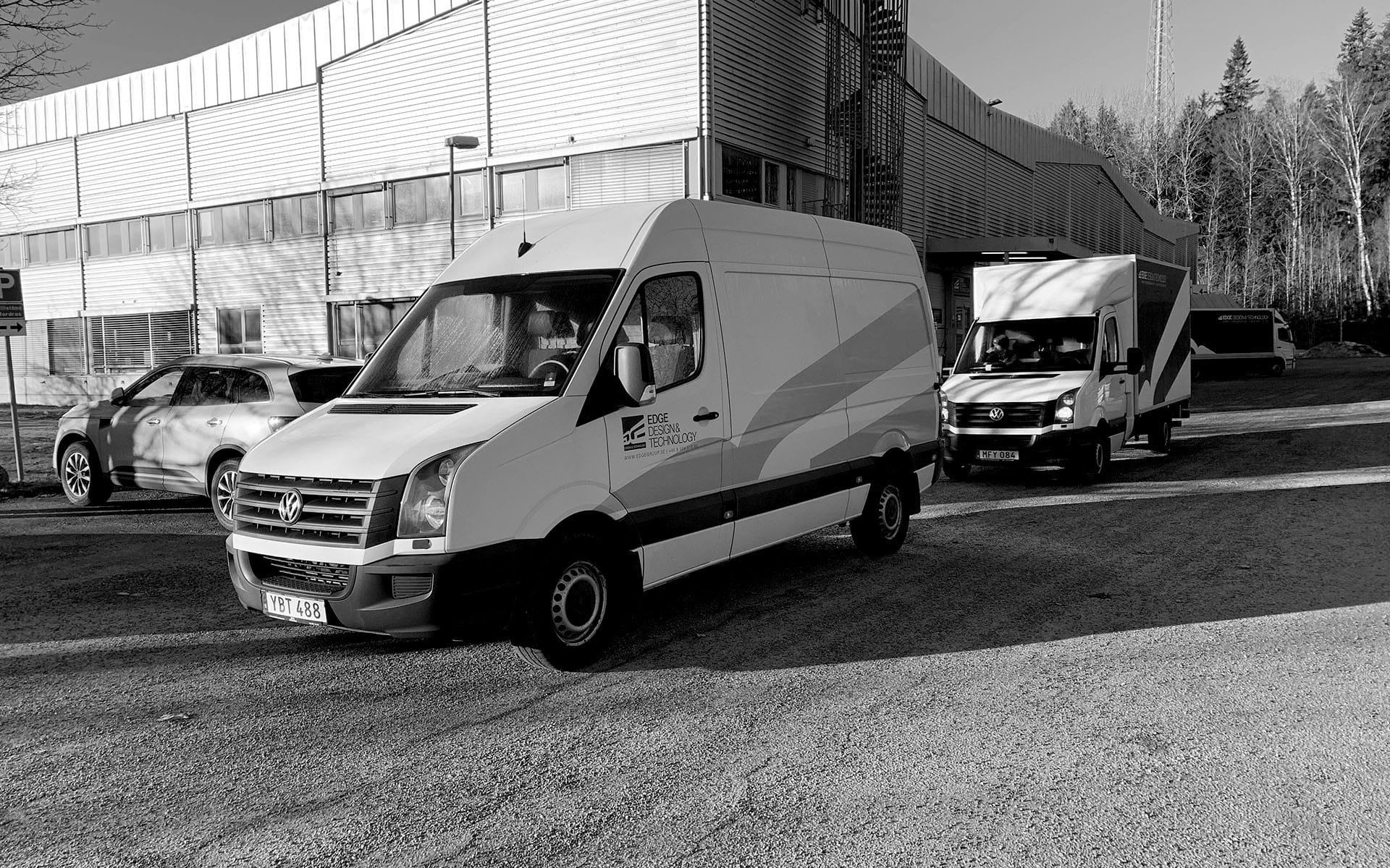 EDGE:s fordonsflotta utanför Bredden – skåpbilar, lastbilar och trailers redo för nästa leverans.