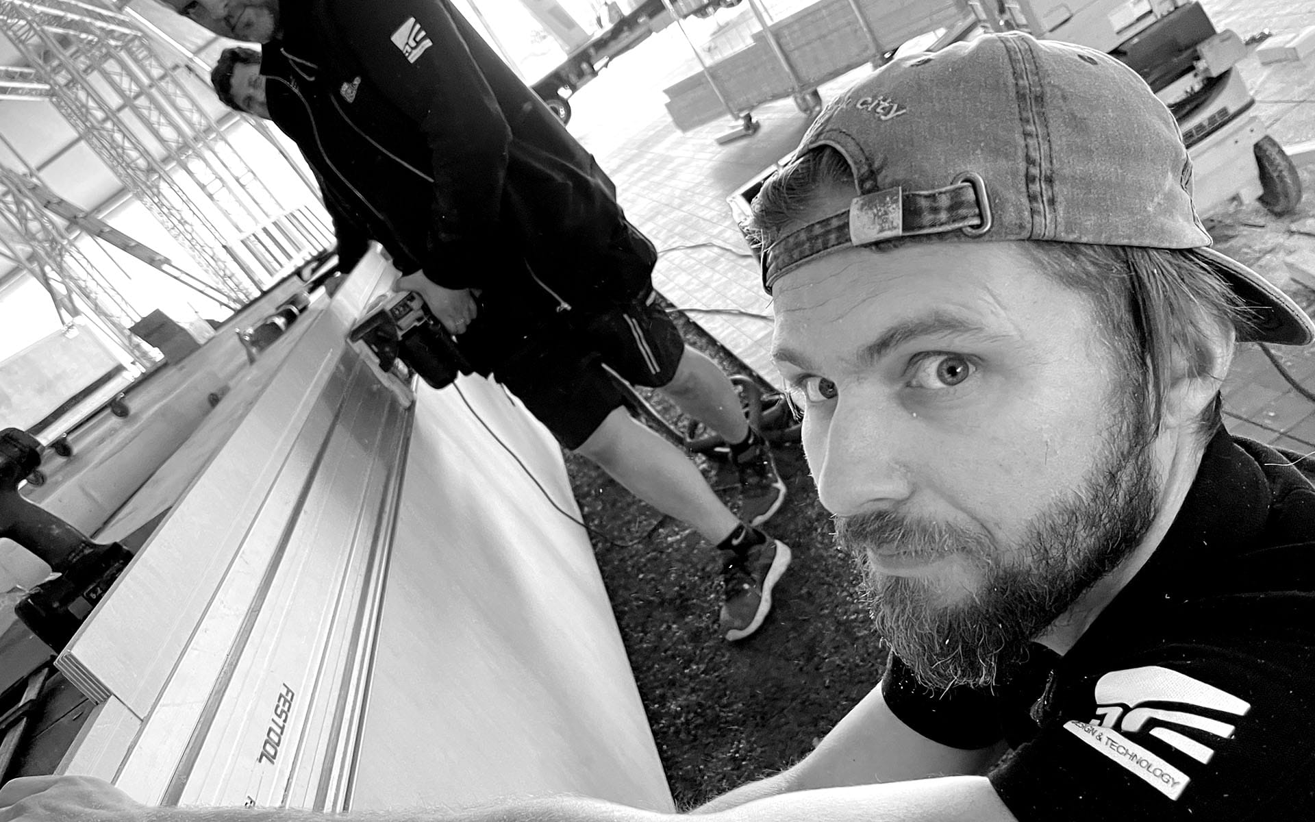 Martins Karpacs monterar scenfronter – noggrant hantverksarbete som ger scenen ett polerat och unikt uttryck.