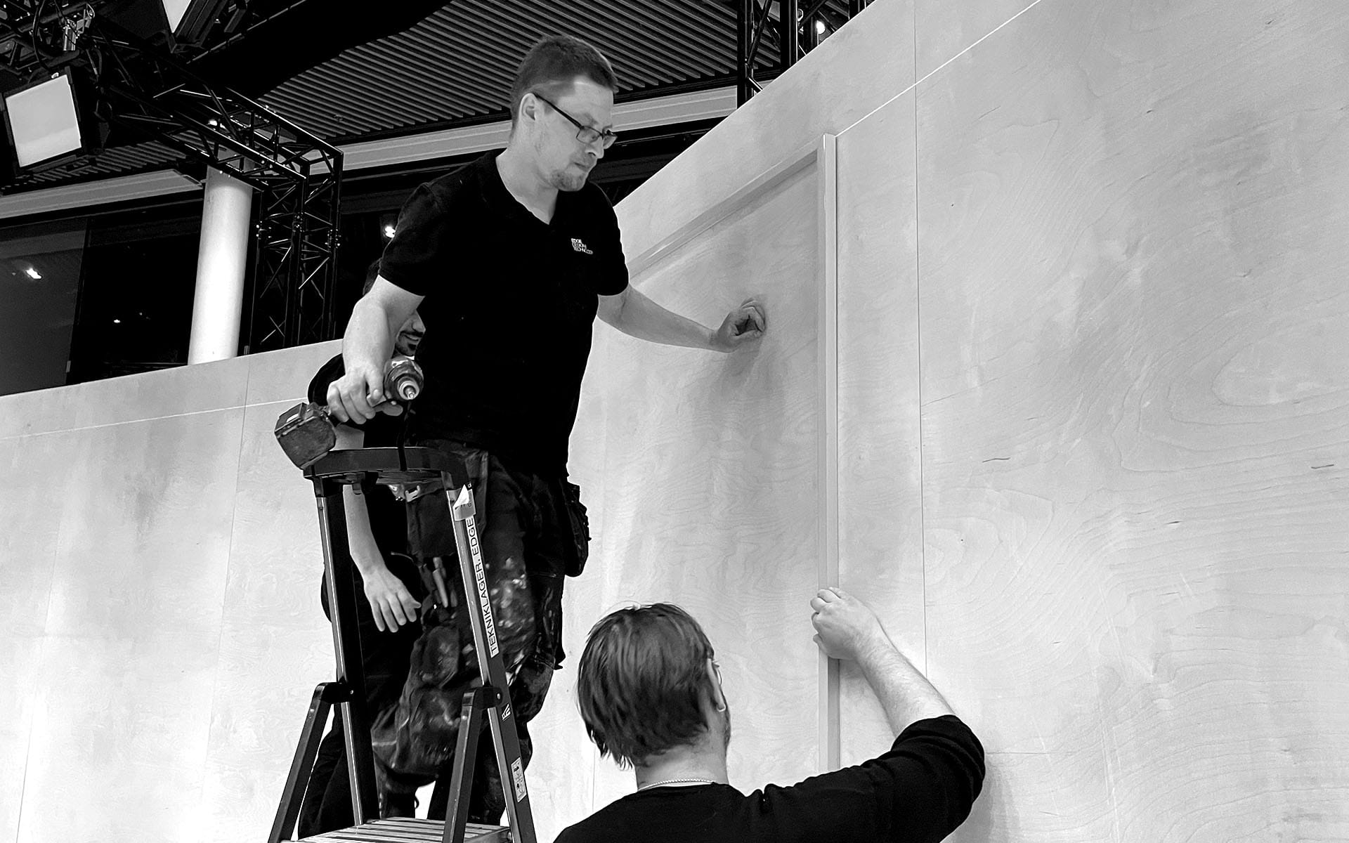 Plywoodscen under byggnation – modulärt och stabilt underlag som kombineras med specialfronter och mattor.