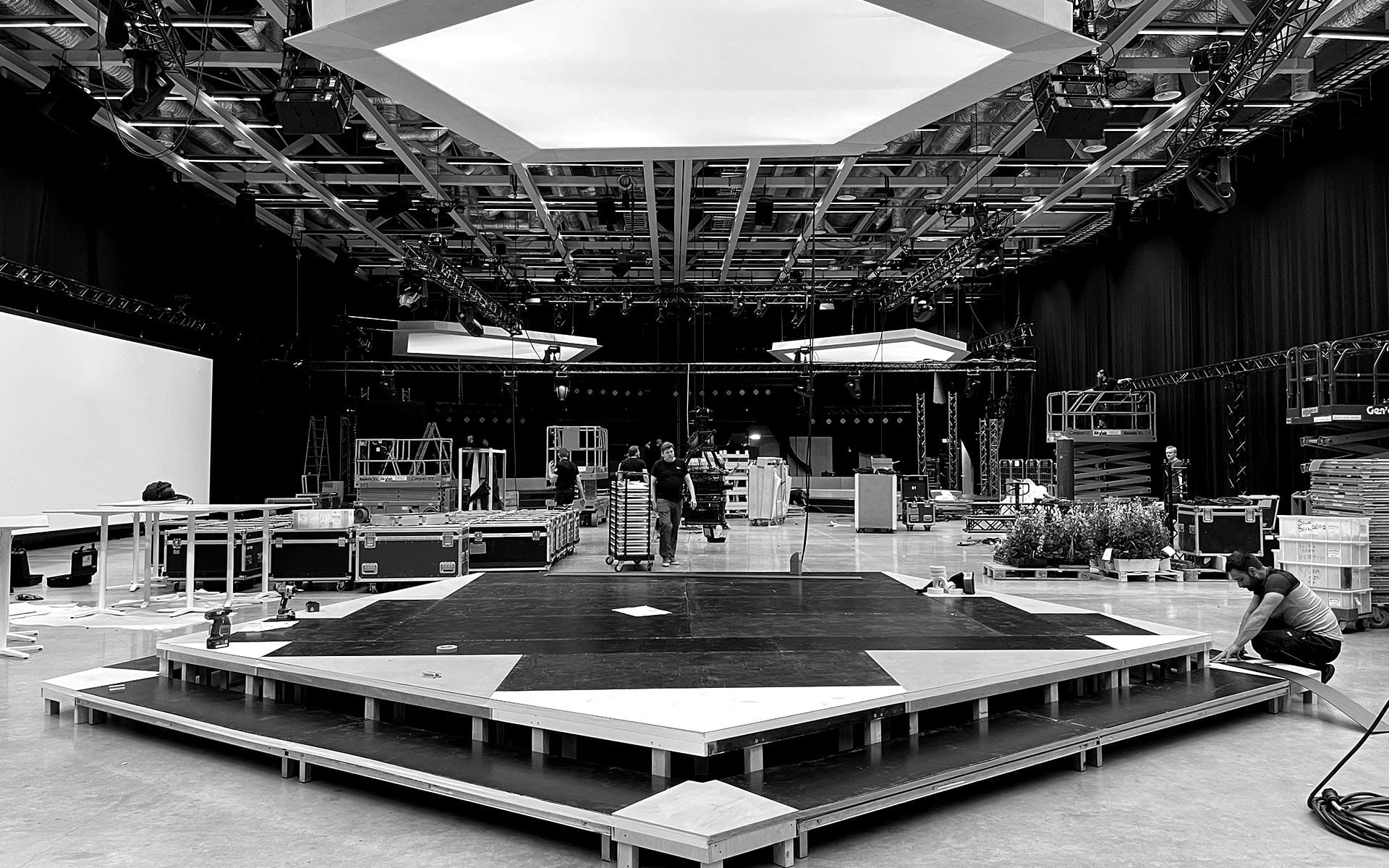 Specialscener byggs på Quality Hotel™ Strawberry Arena – snickeri och dekor i nära samarbete för ett komplett scenuttryck.