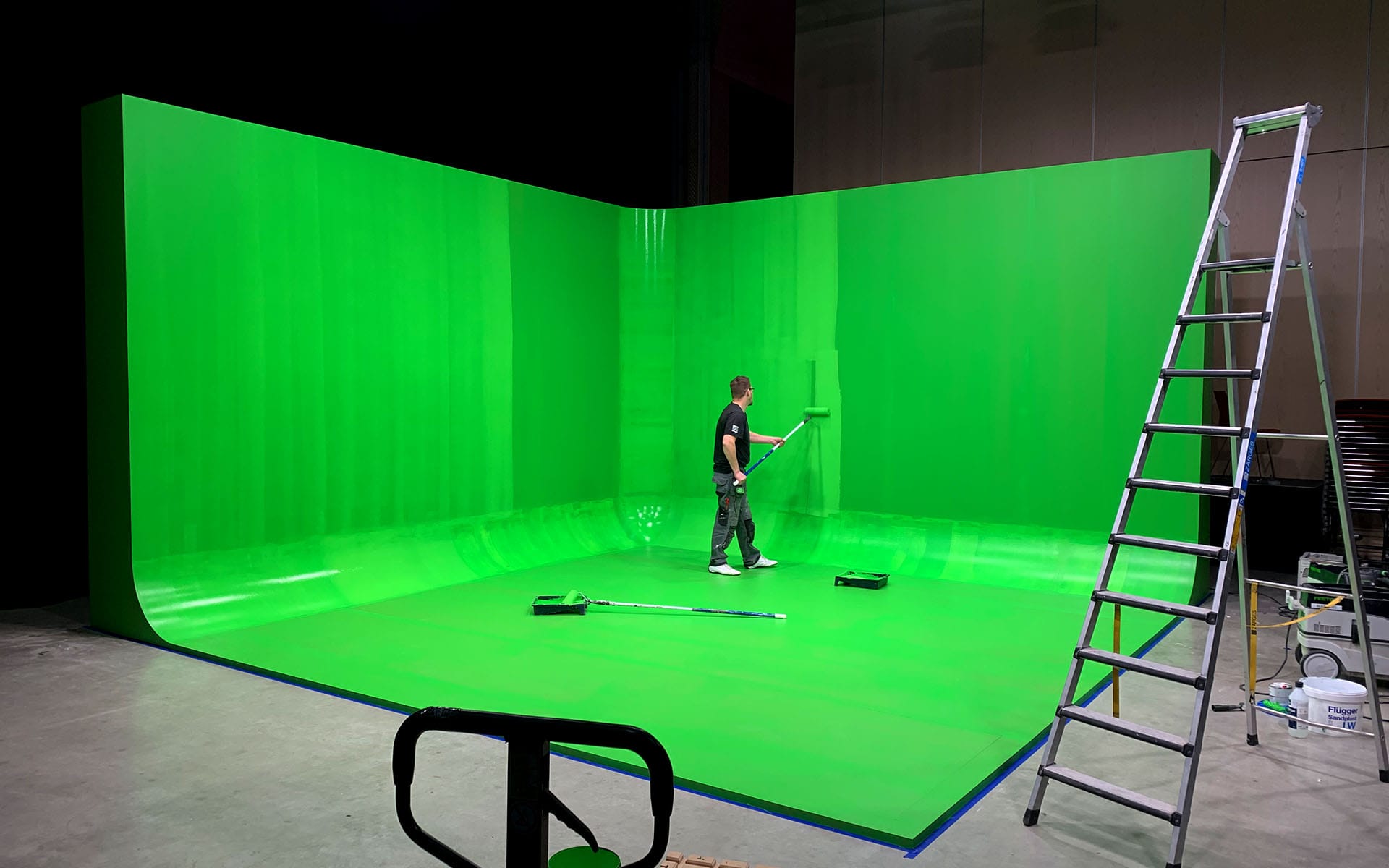 Green screen-fond och hålkärvar byggs och målas – specialanpassad studioscenografi för filmproduktion och digital sändning.
